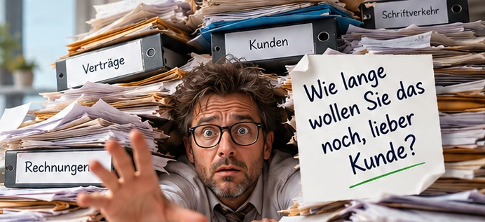 Ein Büroangestellter kämpft sich humorvoll durch einen hohen Berg aus Akten und Dokumenten.